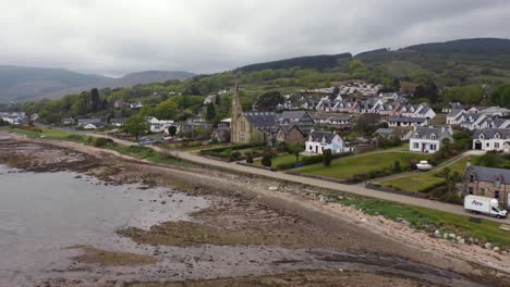 Vista-Aérea-De-La-Ciudad-Escocesa-De-Lamlash-En-La-Isla-De-Arran-En-Un-Día-Nublado,-Escocia