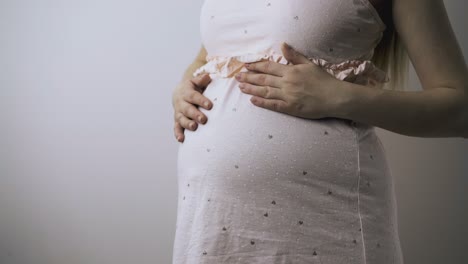 mujer embarazada toca el vientre esperando un primer plano del bebé