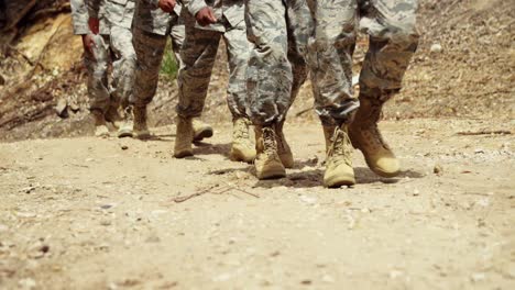 tropas militares caminando en el campamento de entrenamiento 4k