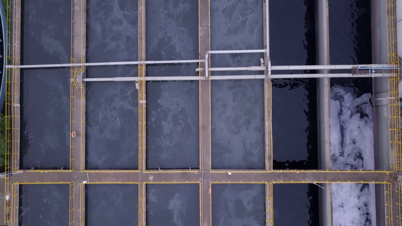 인도 구자라트 주 에 있는  ⁇ 핑 스테이션 이 있는 워터 서클 풀 위 의 공중 뷰