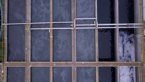 vista aérea sobre la piscina de círculo de agua con estación de bombeo en gujarat, india