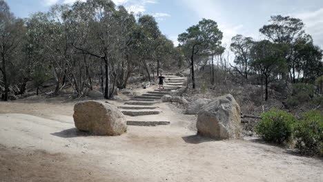 homme qui descend du sommet, flinders peak, parc national de you yangs, victoria australie