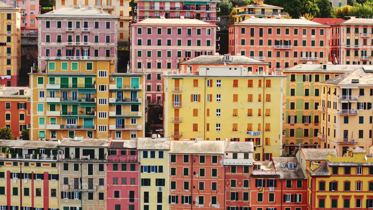 Panorâmica aérea das fachadas coloridas de edifícios residenciais em Camogli