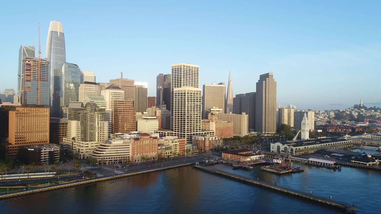 해가 뜨는 산 프란시스코 시의 스카이라인과 바카데로의 공중 풍경