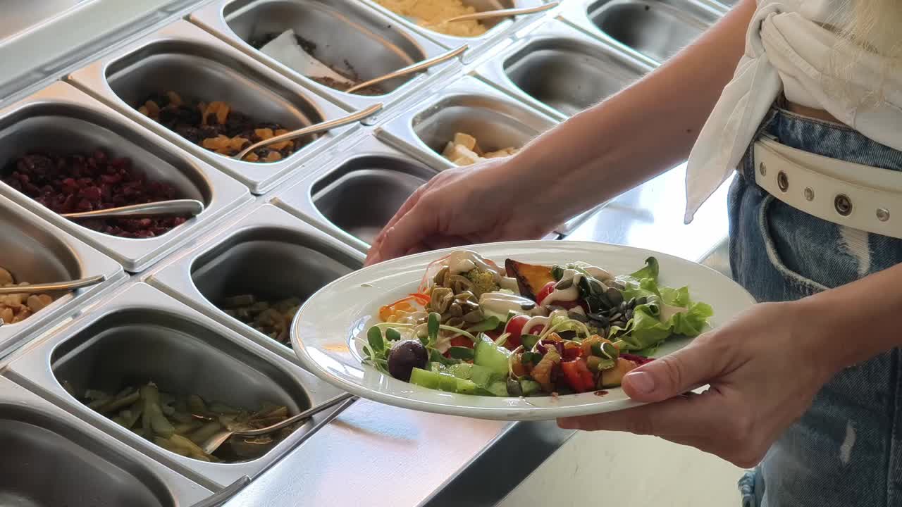mujer en un bar de ensaladas