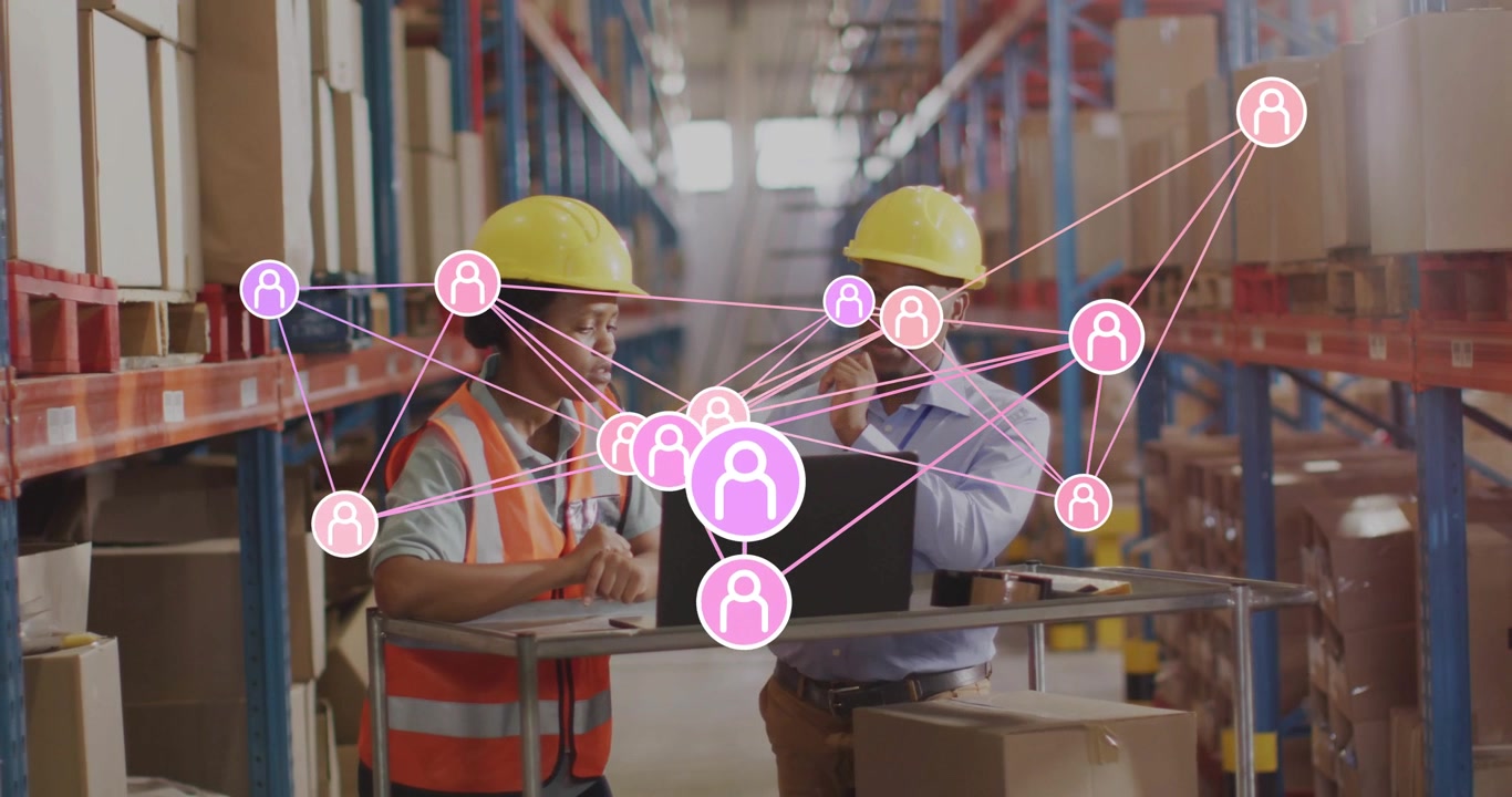 Capo che digita sul laptop, rete di nodi rosa in crescita, lavoratori che usano il tablet e mappano le scorte del magazzino