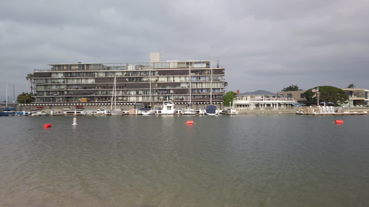Schwenk über eine kleine Bucht in Long Beach