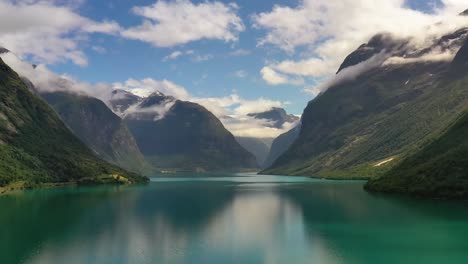 la hermosa naturaleza de noruega paisaje natural lago lovatnet.
