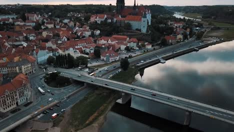 das schloss meißen liegt über den ufern der elbe in sachsen.