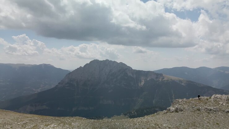 Vista aérea de los prados y sobrevolando el acantilado para obtener una hermosa vista de la montaña Pedraforca, en La Cerdanya, Cataluña