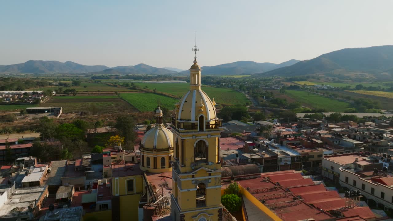hermosos detalles arquitectónicos en el campanario principal de la iglesia católica nuestra señora del santuario en tamazula, méxico