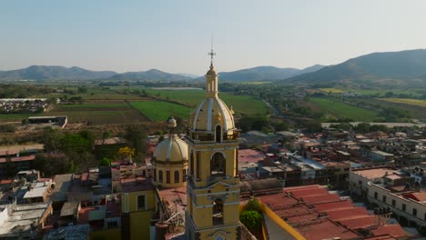 Hermosos-Detalles-Arquitectónicos-En-El-Campanario-Principal-De-La-Iglesia-Católica-Nuestra-Señora-Del-Santuario-En-Tamazula,-México