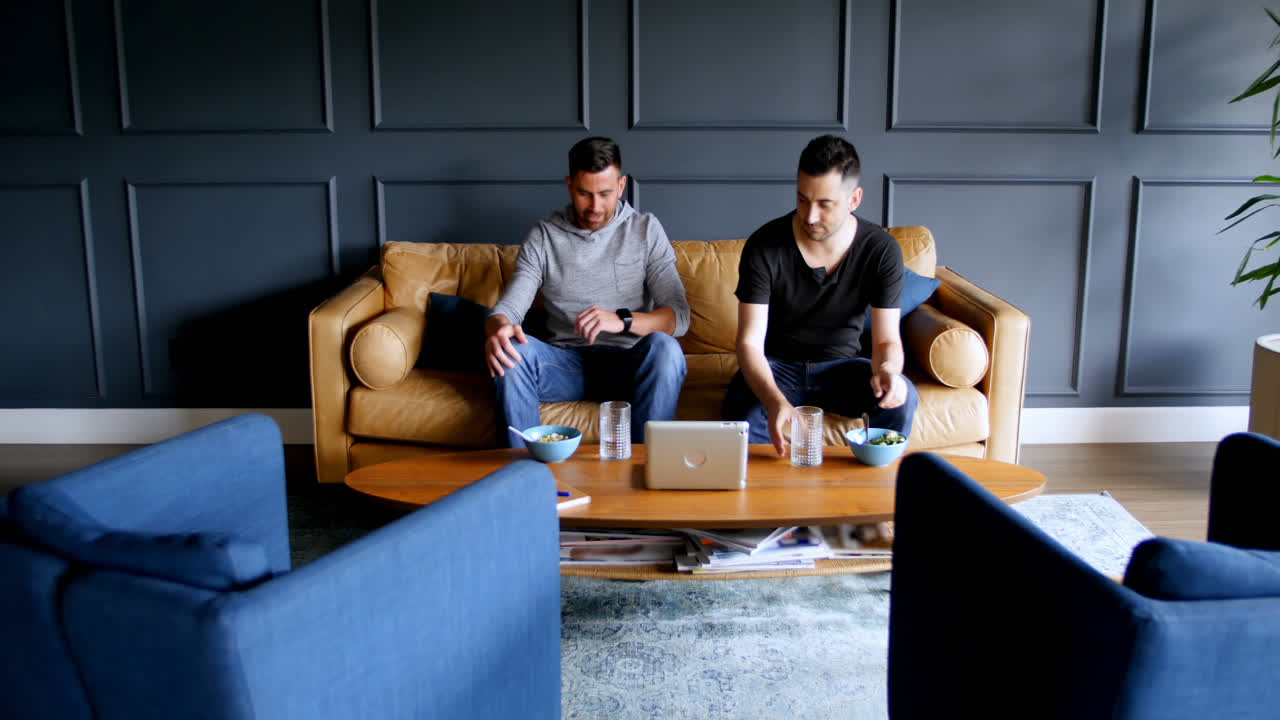 소파 4k에서 음식을 먹는 임원들