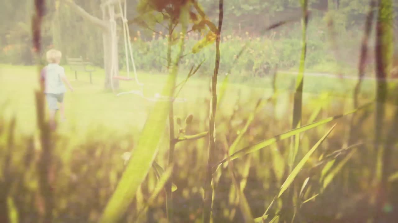 공원 벤치를 향해 달리는 작은 소년