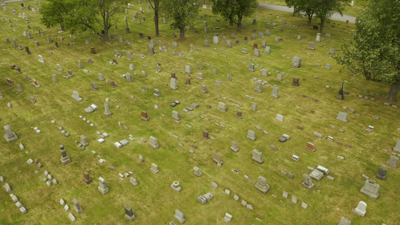 drone 4k vista aérea del cementerio, drone sobre el cementerio de búfalos, panorámica hacia abajo, tiro de rotación