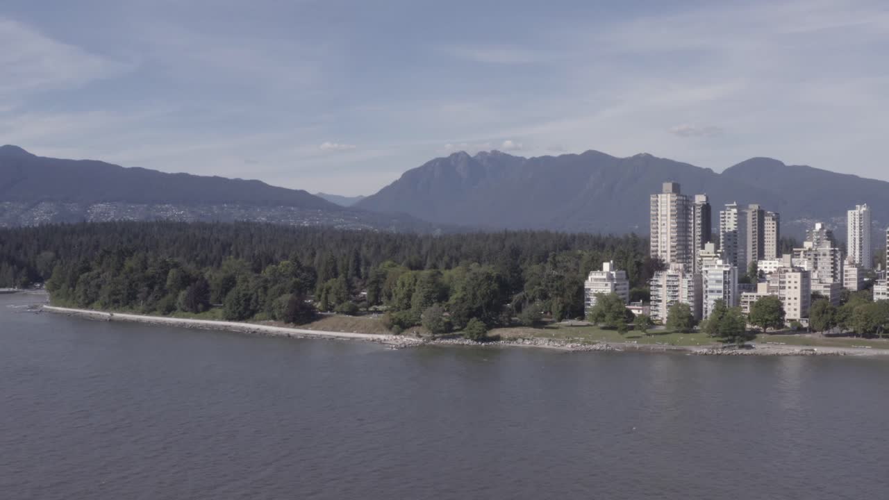 vuelo aéreo sobre la playa de kitsilano hasta la bahía inglesa stanley park mientras los botes de motor de ocio se deslizan por veleros gente estacionada tomando el sol pescando, abrazándose y relajándose románticamente en un caluroso día de verano en bc 4-4