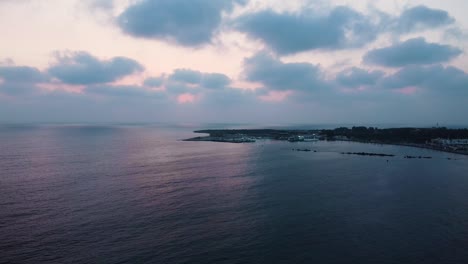 Disparo-Aéreo-De-Drones-En-Chipre-De-La-Puesta-De-Sol-Sobre-El-Mar---Empuje-Lento