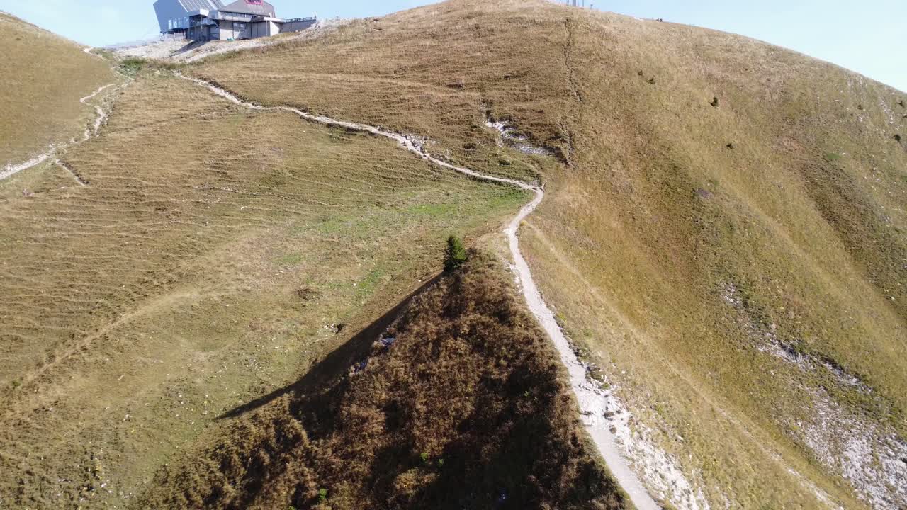 vista aérea del sendero de senderismo a la cumbre de moleson en suiza