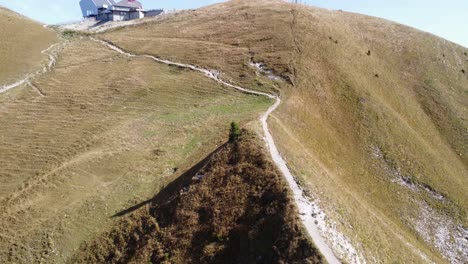 Vista-Aérea-De-La-Ruta-De-Senderismo-Hasta-La-Cumbre-De-Moleson-En-Suiza