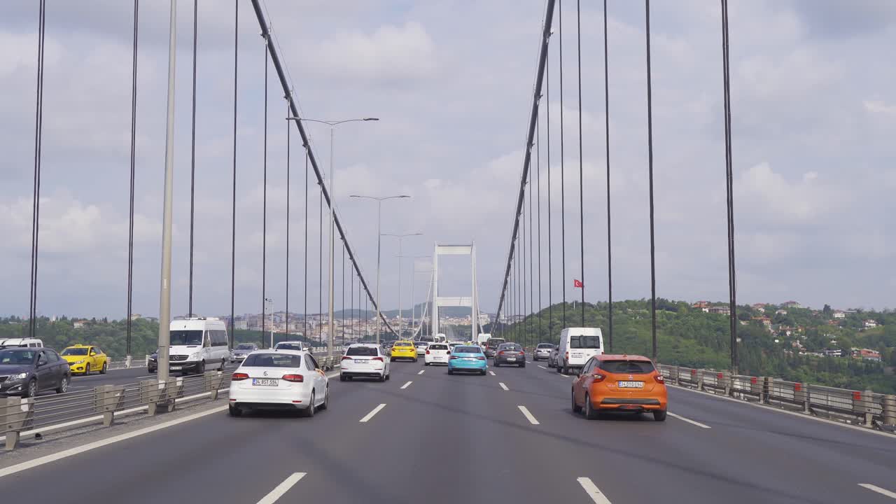 시내의 다리에서 차량 교통. 타임  ⁇ 스.