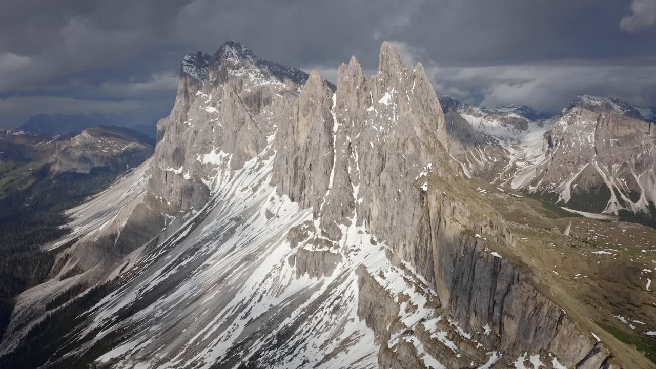 rocosas montañas dolomitas italianas durante un hermoso amanecer y cielo