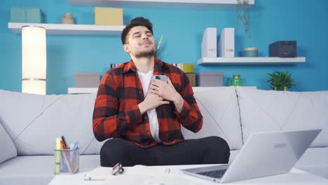 Hombre-Enamorado-Mirando-La-Foto-De-Su-Novia-Por-Teléfono-En-Casa