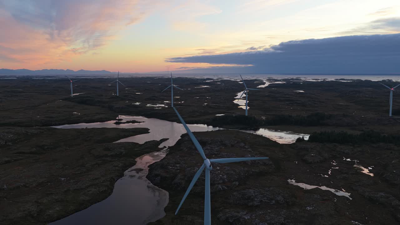 Vista aérea de energía eólica renovable sobre Noruega al atardecer
