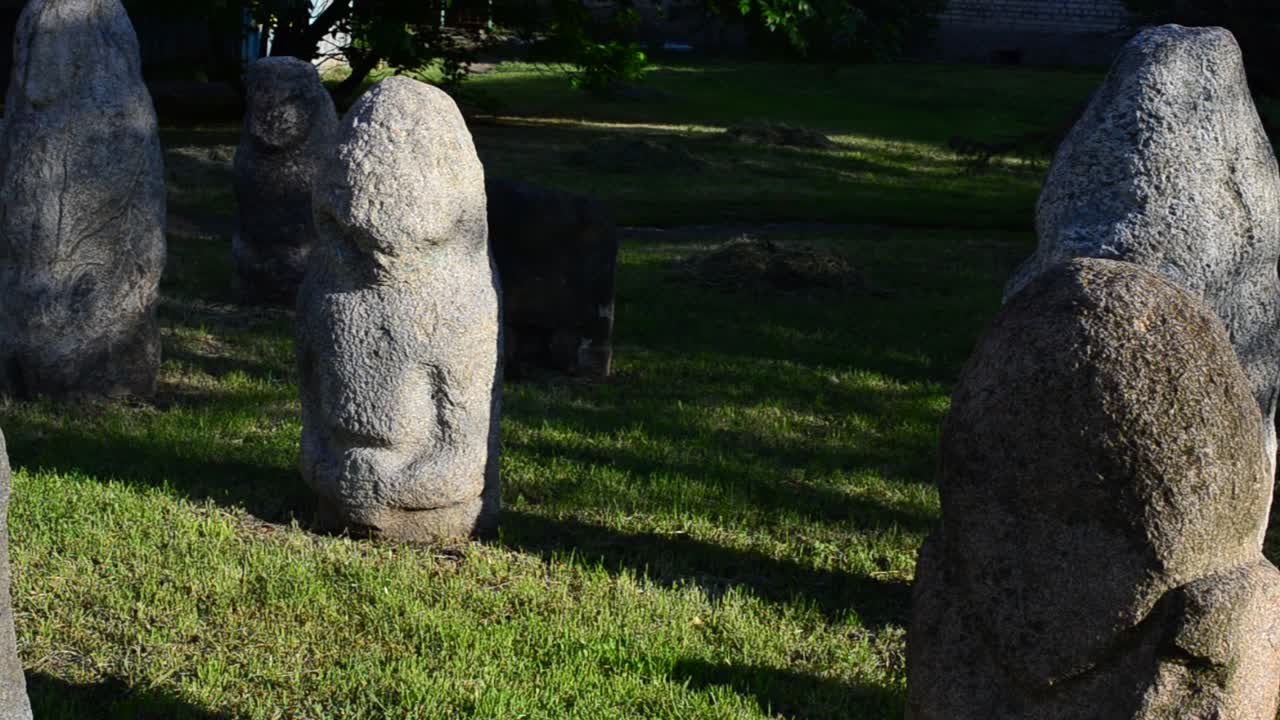 Statue di pietra polovziane. Ucraina. Realizzate tra il IX e il XIII secolo. Le sculture sono fatte di arenaria grigia