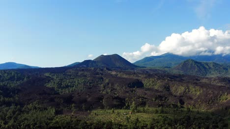 tiro de drone del volcán paricutin al mediodía con nubes