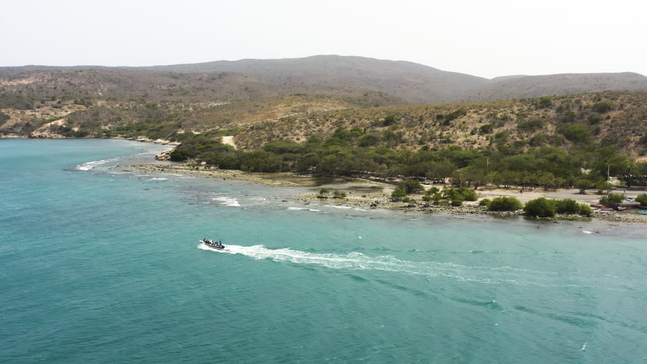 aéreo - gente en lancha rápida, playa de monte rio, república dominicana, tiro giratorio