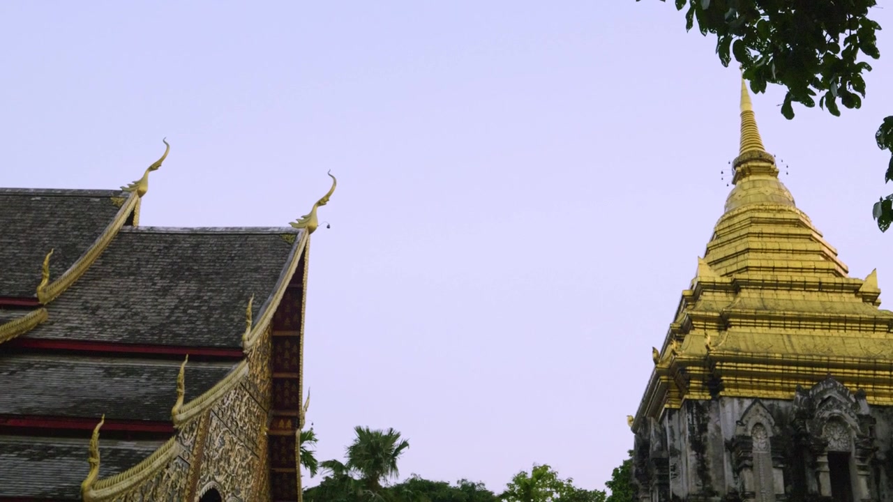 Panoramica lenta su un bellissimo tempio thailandese al tramonto