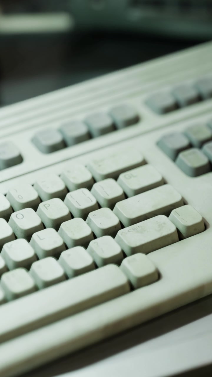 Tampilan dekat keyboard komputer yang menunjukkan tombol dan detail tata letak