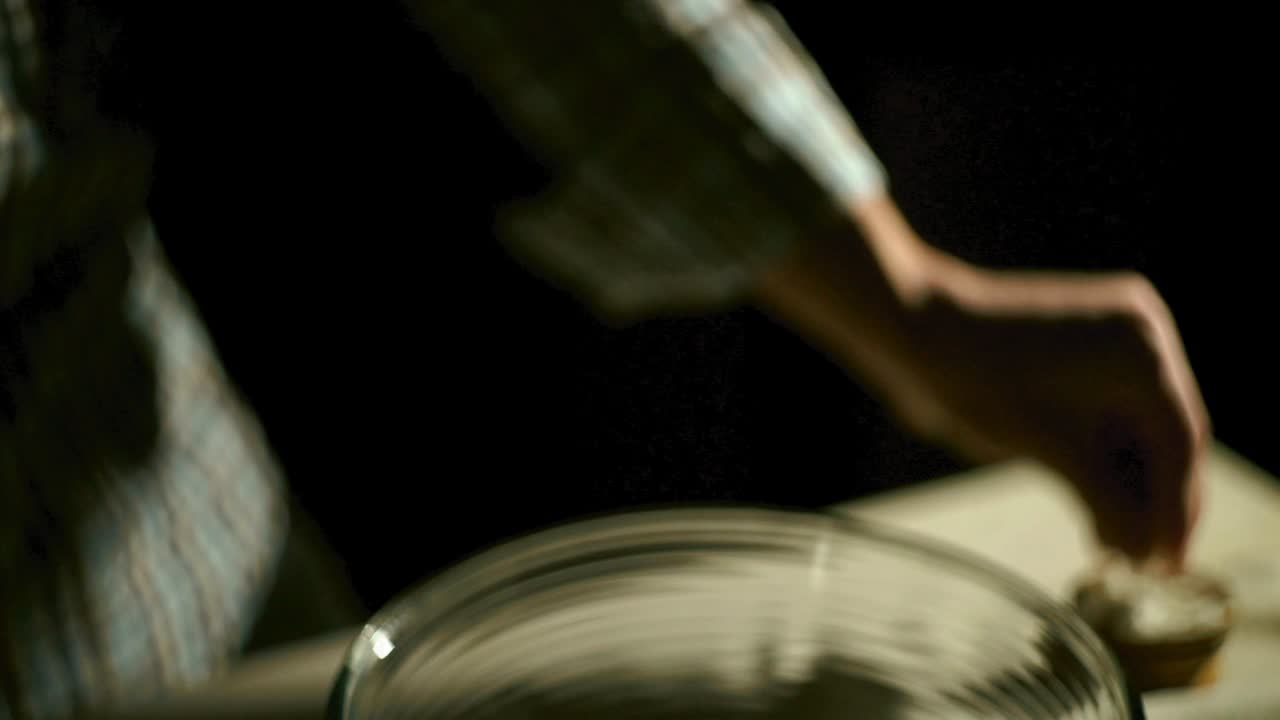 셰프의 손으로 소금을 부어. 셰프의 손으로 소금을 뿌려. 셰프의 향신료