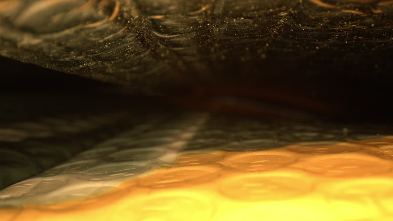 바닥이 밝은 노란색으로 시작해서 회색으로 변하는 자동차 그림자로 빠르게 이동합니다.