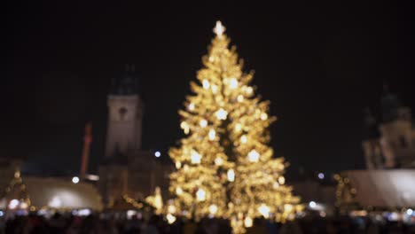 árbol-De-Navidad-Luces-Borrosas-De-Foco-Suave-Y-Gente-En-El-Mercado-De-La-Ciudad,-Vista-Exterior-Nocturna