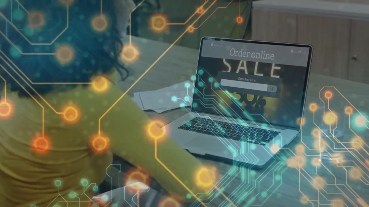 Donna che si sporge in avanti usando un laptop, attivando una sovrapposizione di circuito sopra la scritta SALDI per l'e-commerce