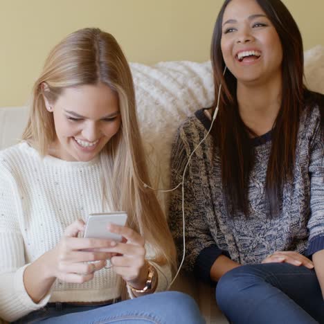 mujeres jóvenes felices animando buenas noticias