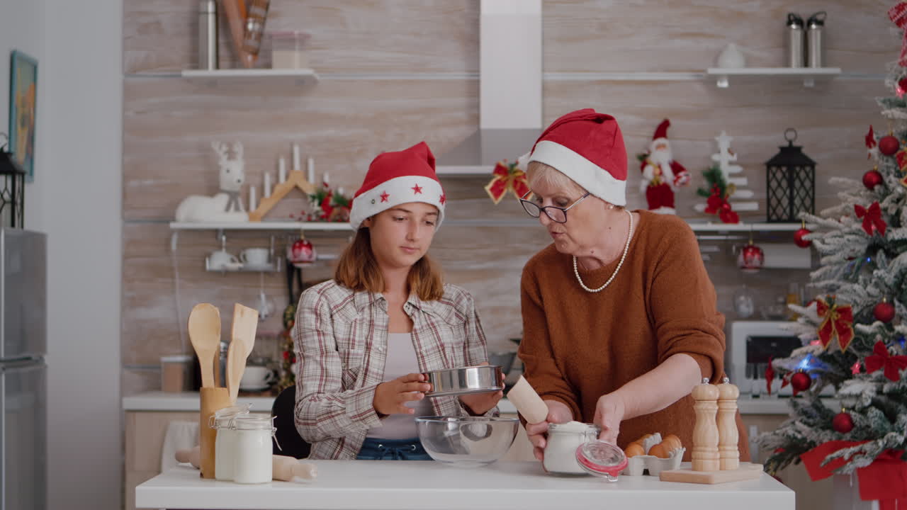 nieto ayudando a una mujer mayor a preparar la masa tradicional de galletas casera