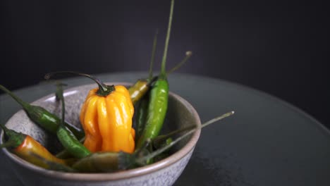 sartén a la derecha de chiles con un carolina reaper fresco en el medio