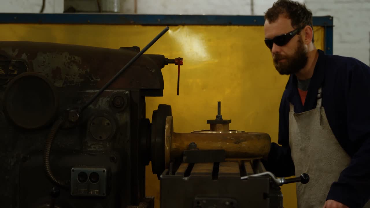 máquina de operación de metalurgia en el taller 4k