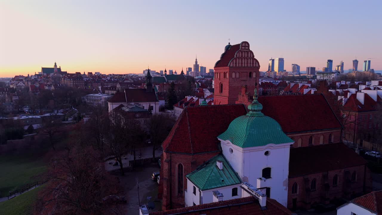 폴란드 바르샤바: 성모 마리아의 방문 성당과 가을 해가 뜨는 시내 스카이라인의 공중 풍경