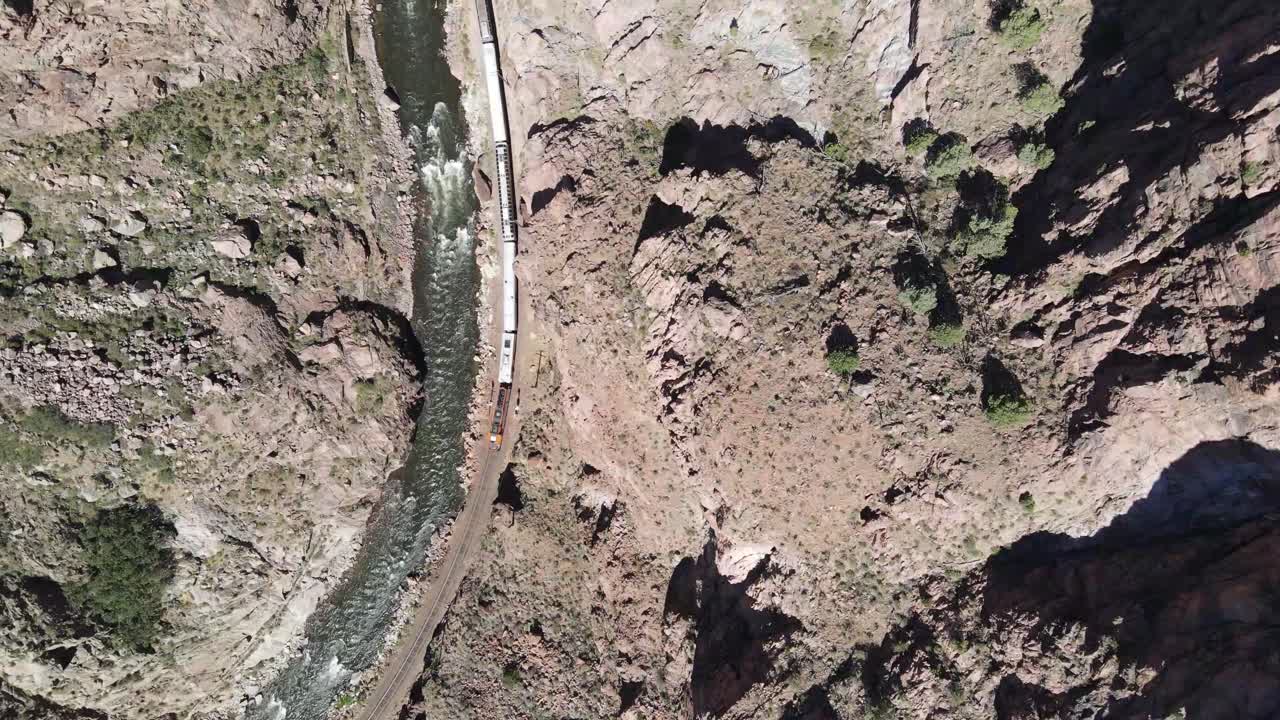 tren en movimiento en royal gorge canyon en colorado