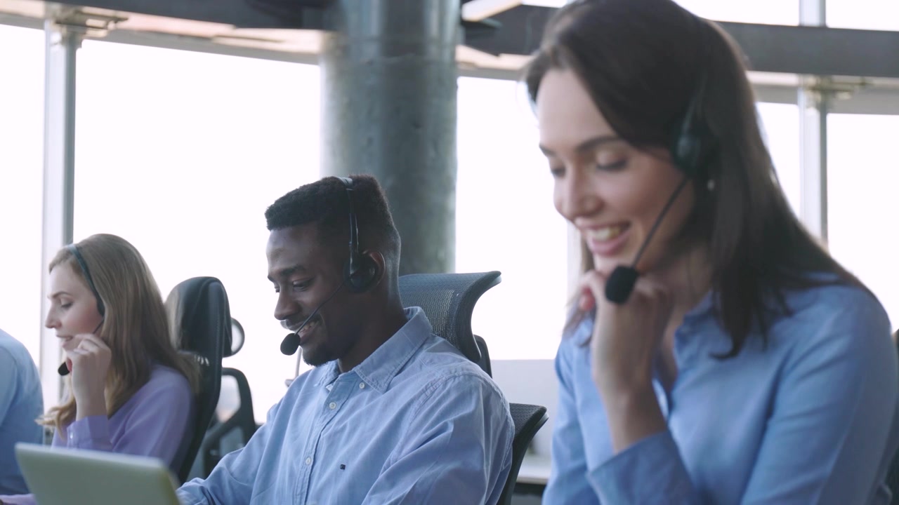 Mulher Sorridente com Headset Trabalhando em um Escritório de Call Center