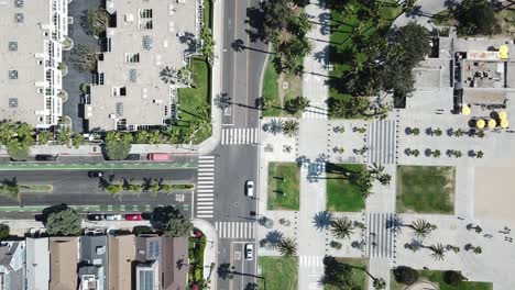 Antena-Levantamiento-Birdseye-Sobre-Las-Calles-Del-Barrio-Urbano-Del-Centro-De-Los-Angeles