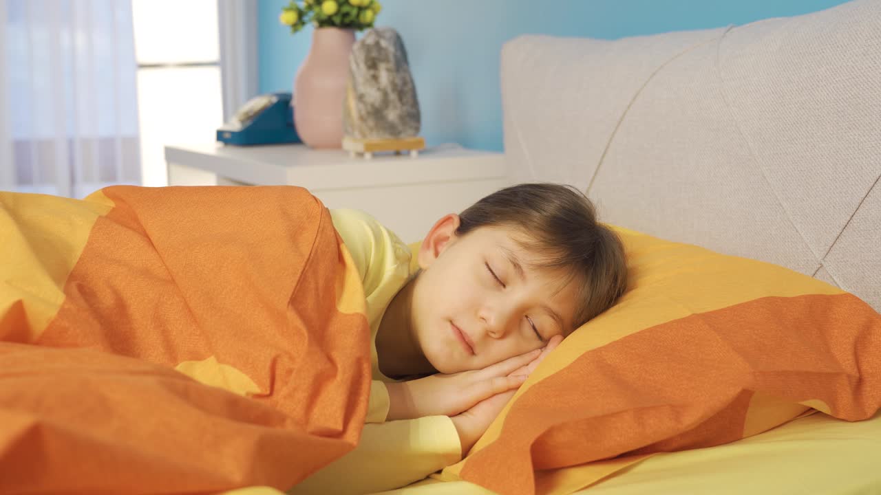 사랑하는 어머니는 잠자는 귀여운 딸을  ⁇ 고 있습니다.