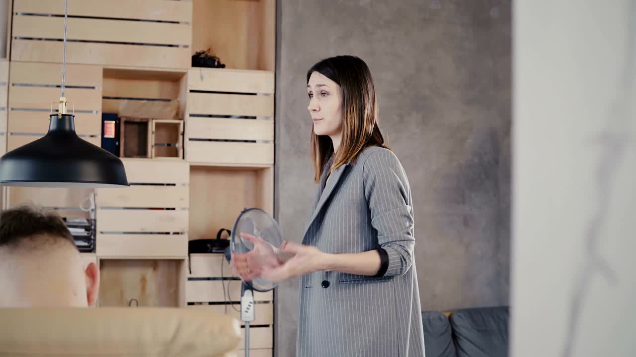 una entrenadora de negocios da un discurso de motivación. una joven confiada, mujer caucásica, jefa, hablando con la gente en una reunión de 4k.
