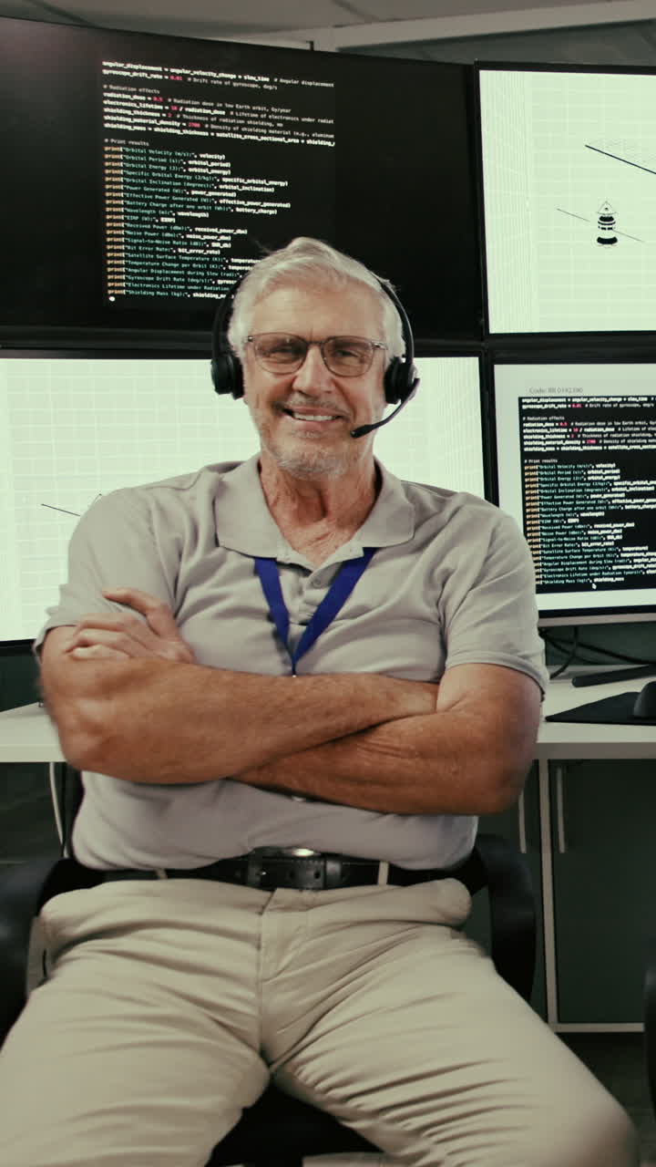 Mann arbeitet in einem Büro mit Computermonitoren, die Code anzeigen