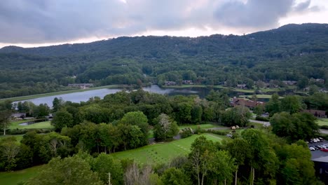 Antena-Abuelo-Golf-Y-Club-De-Campo-Cerca-De-Grand-Mountain-Carolina-Del-Norte,-Carolina-Del-Norte