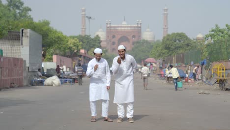 Hombres-Musulmanes-Haciendo-Adab-Frente-A-Una-Mezquita-Ante-La-Cámara.