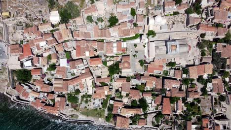 Vista-Aérea-Del-Casco-Antiguo-De-Monemvasia,-Grecia.